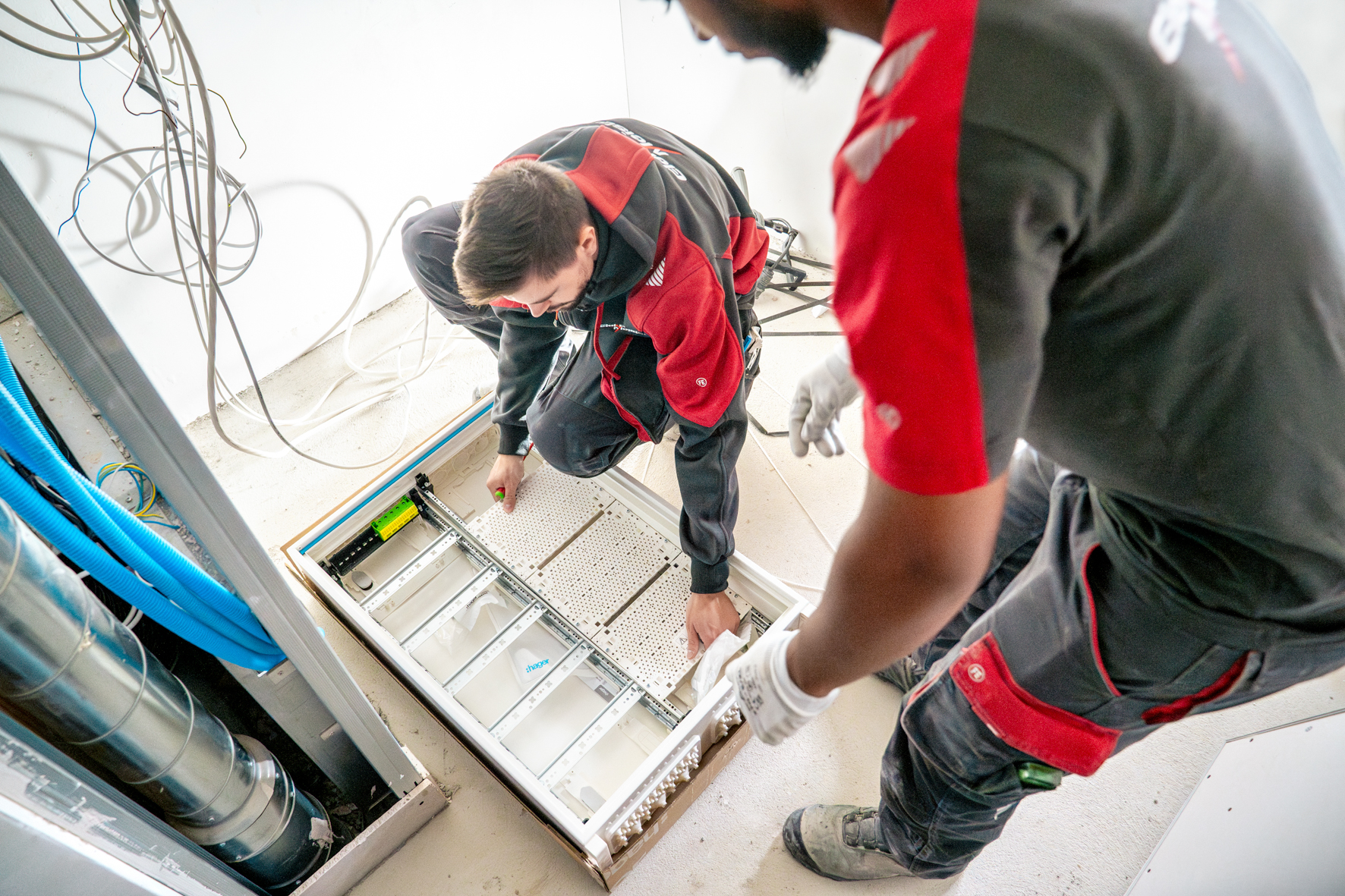 Elektro Meister Monteure bei der Planung und Installation