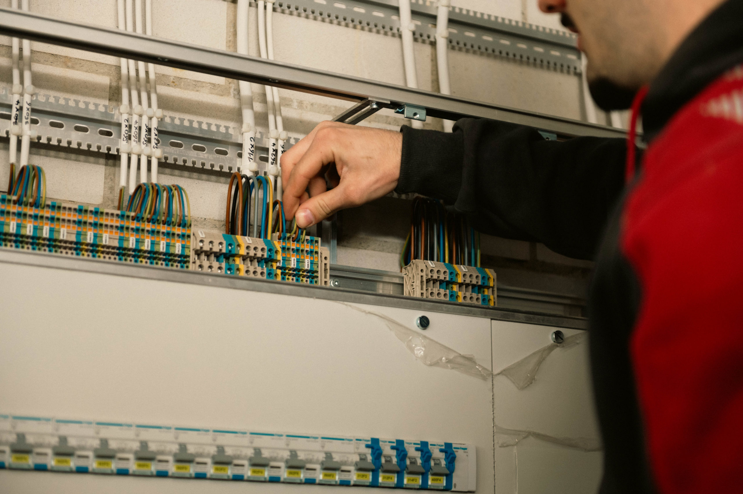 Geräteprüfung mit Messgerät durch Elektro Meister