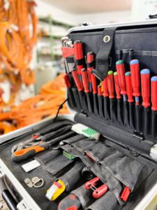 Werkzeugkoffer eines Elektroinstallateurs EFZ während des Schnuppertages.