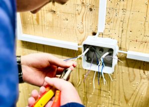 Teilnehmer bei einer praktischen Übung während des Schnuppertages für Elektroinstallateure