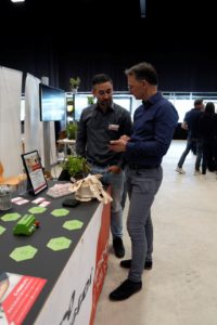Elektro Meister im Gespräch mit Interessenten an der Tischmesse