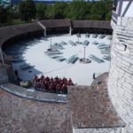 Drohnenaufnahme des Munot-Innenhofs in Schaffhausen mit dem versammelten Team von Elektro Meister