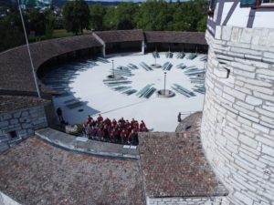 Drohnenaufnahme des Munot-Innenhofs in Schaffhausen mit dem versammelten Team von Elektro Meister