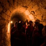 Teammitglieder von Elektro Meister bei einer Führung durch den beleuchteten Tunnel im Munot