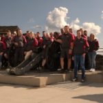 Gruppenfoto des Teams von Elektro Meister vor den historischen Kanonen auf dem Munot
