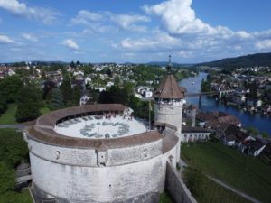 Luftaufnahme des Munots in Schaffhausen mit Blick auf den Rhein und die Stadt