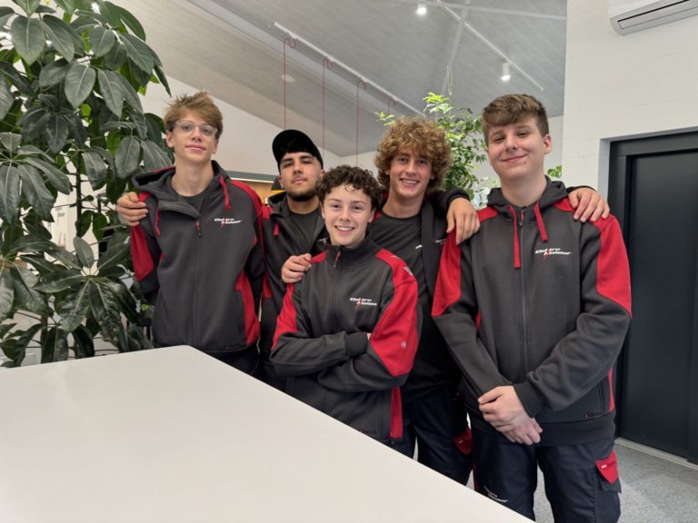 Gruppenfoto der neuen Lernenden 2025 bei Elektro Meister AG in Schaffhausen: Vier Elektroinstallateure EFZ und ein Montage-Elektriker EFZ beim Start ihrer Berufslehre.