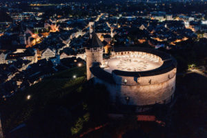 Nachtaufnahme des Munots mit Blick auf die beleuchtete Altstadt von Schaffhausen