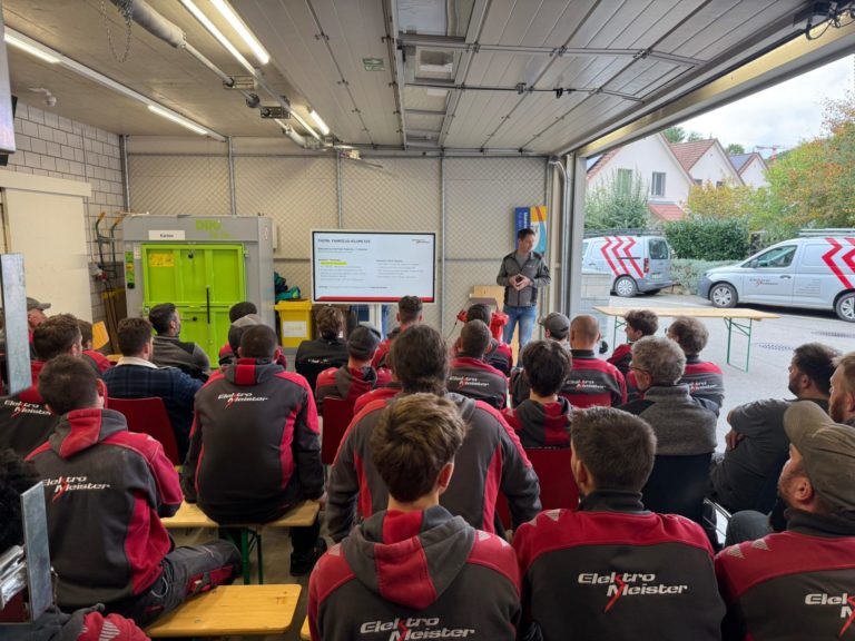 Mitarbeitende der Elektro Meister AG bei der Mitarbeiter-Info: Austausch zu Projekten, Kommunikation und Teamspirit