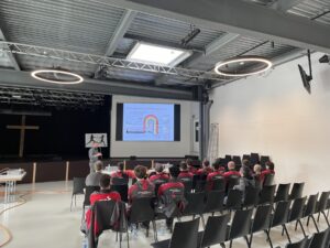 Mitarbeitende von Elektro Meister während der Weiterbildung zu Messungen und NIN-Themen.