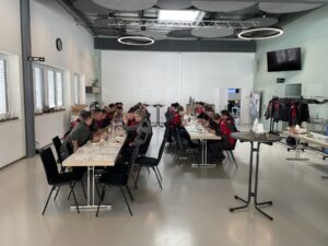 Gemeinsames Mittagessen der Elektro Meister Mitarbeitenden während der Weiterbildung in der Life Hall.