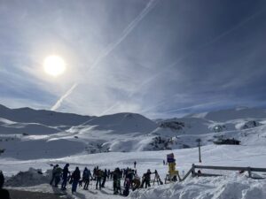 Mitarbeitende der Elektro Meister AG beim Skifahren während des gemeinsamen Skitags.