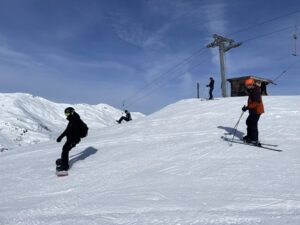Mitarbeitende der Elektro Meister AG geniessen den Skitag auf der Piste.