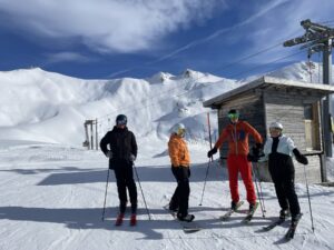 Teilnehmende des Elektro Meister Skitags beim Skifahren im Skigebiet.