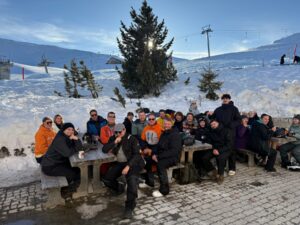 Gruppenbild der Mitarbeitenden der Elektro Meister AG beim gemeinsamen Skitag im Skigebiet.