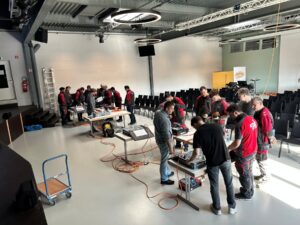 Mitarbeitende der Elektro Meister AG während der Weiterbildung zum Messkurs und NIN in der Life Hall.