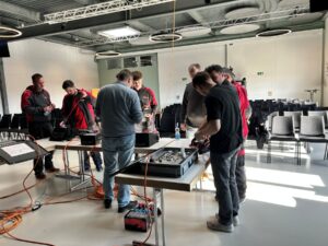 Elektroinstallateure der Elektro Meister AG verfolgen die Präsentation zur NIN-Weiterbildung.