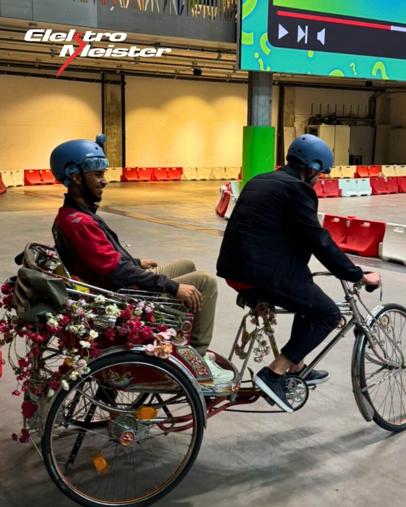 Teilnehmende des Lehrlingsausflugs fahren in der Umwelt Arena mit einem Spezialvelo auf der Teststrecke.