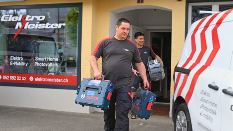 Mitarbeitende Team Schleitheim bei der Arbeit als Elektroinstallateure