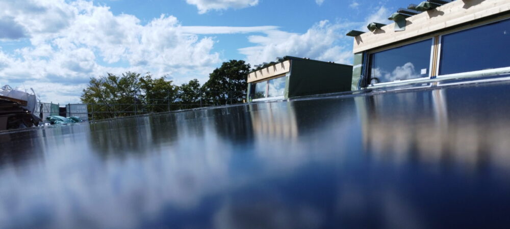 Montagearbeiten der Photovoltaikanlage auf dem Dach der neuen Oberstufe Unterklettgau (GOSU) in Neunkirch